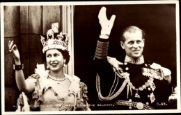 CPA HRH Queen Elizabeth And Duke Wave From The Balcony, Coronation 1953 - Familles Royales