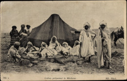 CPA Afrika, Arabes Preparant Le Mechoui - Costumes