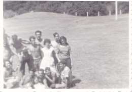 Old Real Original Photo - Naked Men Women Posing On A Meadow - Ca. 8.5x6 Cm - Personnes Anonymes
