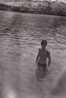 Old Real Original Photo - Naked Boy In The Water - Ca. 8.5x6 Cm - Anonymous Persons