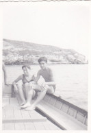 Old Real Original Photo - Naked Boy Woman In A Boat - Ca. 8.5x6 Cm - Anonymous Persons