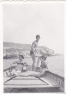 Old Real Original Photo - Naked Boy Women In Bikini In A Boat - Ca. 8.5x6 Cm - Personnes Anonymes