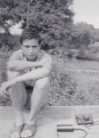 Old Real Original Photo - Boy Sitting - Ca. 8.5x6 Cm - Anonieme Personen
