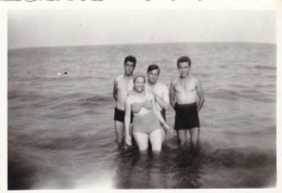 Old Real Original Photo - Naked Men Woman In Bikini In The Sea - Ca. 8.5x6 Cm - Anonymous Persons