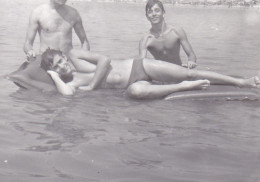Old Real Original Photo - Naked Young Men Having Fun In The Sea - Ca. 8.5x6 Cm - Anonieme Personen