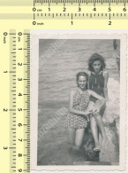 REAL PHOTO Swimsuit Girls Kids With Hats On Beach Fillettes Sur La Plage Old  Photo Snapshot - Anonieme Personen
