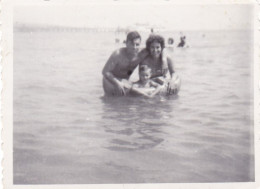 Old Real Original Photo - Naked Man Woman Little Boy In The Sea - Ca. 8.5x6 Cm - Anonieme Personen