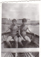 Old Real Original Photo - Naked Young Boys In A Boat - Ca. 8.5x6 Cm - Anonieme Personen