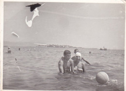 Old Real Original Photo - Naked Man Woman Playing In The Sea - Ca. 8.5x6 Cm - Anonymous Persons