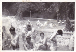 Old Real Original Photo - Naked Men Women Having Fun In A Fountain - Ca. 8.5x6 Cm - Personnes Anonymes