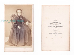 Photo Cdv D'une Vielle Femme Assise, Coiffe De Deuil, Par Charles Lambert, Arlon, Ancienne - Anciennes (Av. 1900)