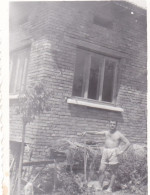 Old Real Original Photo - Naked Man In The Yard - Ca. 8.5x6 Cm - Personnes Anonymes