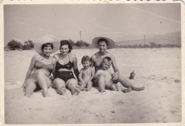 Old Real Original Photo - Naked Little Boys Women In Bikini On The Beach - Ca. 8.5x6 Cm - Personnes Anonymes