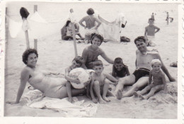 Old Real Original Photo - Naked Little Boys Man Women In Bikini On The Beach - Ca. 8.5x6 Cm - Personnes Anonymes