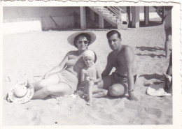 Old Real Original Photo - Naked Little Boy Man Woman In Bikini On The Beach - Ca. 8.5x6 Cm - Personnes Anonymes