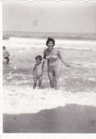Old Real Original Photo - Naked Little Boy Woman In Bikini In The Sea - Ca. 8.5x6 Cm - Personnes Anonymes