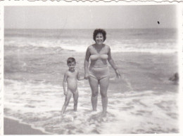 Old Real Original Photo - Naked Little Boy Woman In Bikini In The Sea - Ca. 8.5x6 Cm - Personnes Anonymes