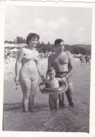 Old Real Original Photo - Naked Little Boy Woman In Bikini Man In The Sea - Ca. 8.5x6 Cm - Personnes Anonymes