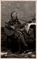 H2493 - Hübsches Junges Mädchen Lange Zöpfe Gitarre - Pretty Young Girl - Photographie