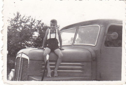 Old Real Original Photo - Little Boy Sitting On An Old Truck - Ca. 8.5x6 Cm - Anonieme Personen