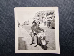 PHOTO BELGIQUE (M2409) COXYDE KOKSIJDE (5 Vues) 2 Jeunes Filles Sur Une Vespa Ou Similaire 1952 - Europa