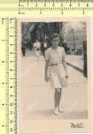 REAL PHOTO 1939 Young Girl Walking On Street Sarajevo, Jeune Fille Marchant Dans La Rue Foto Bozic ORIGINAL VTG SNAPSHOT - Personnes Anonymes