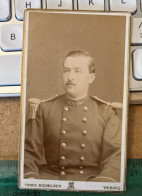 Real Photo Cdv Vers 1880 Militaire, Soldat ,uniforme -Tewis Michelsen Vesoul  Haute-Saône 70 - Antiche (ante 1900)