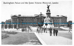 R056610 Buckingham Palace And The Queen Victoria Memorial. London - Autres & Non Classés