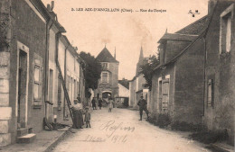 Les Aix D'angillon - La Rue Du Donjon Et Les Villageois - Les Aix-d'Angillon