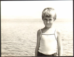 Boy  On Beach Old Photo 12x9 Cm #41293 - Personnes Anonymes
