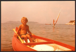 Boy In Boat  On Beach Old Photo 13x9 Cm #41294 - Personnes Anonymes