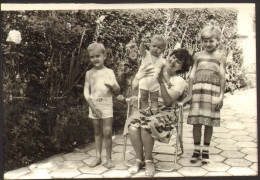 Woman Boy Girl In Garden Old Photo 13x9 Cm #41295 - Personnes Anonymes