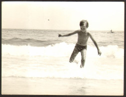Boy  On Beach  Old Photo 13x9 Cm #41297 - Anonieme Personen