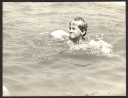Boy Swimming  On Beach  Old Photo 13x9 Cm #41298 - Anonieme Personen