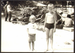 Two Boys   On Beach  Old Photo 7x11 Cm #41301 - Anonieme Personen