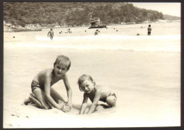 Two Boys   On Beach  Old Photo 7x11 Cm #41302 - Anonymous Persons