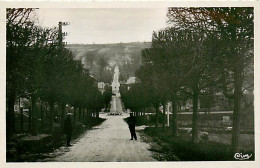 78* BONNIERES SUR SEINE    Av Du Monument  (CPSM 9x14cm)      RL08.1335 - Bonnieres Sur Seine