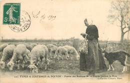 79* POITOU (la Creche)   Femme Portant La Piotte        RL09.0406 - Costumes