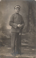 AK Foto Deutscher Soldat Mit Schirmkappe Und Säbel - 1919 (69535) - War 1914-18