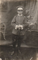 AK Foto Deutscher Soldat Mit Schirmkappe Und Säbel - Feldpost 1918 (69536) - War 1914-18