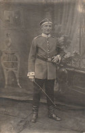 AK Foto Deutscher Soldat Mit Schirmkappe Und Gerte - 1918 (69537) - War 1914-18