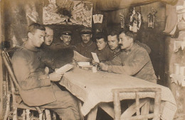 AK Foto Gruppe Deutsche Soldaten Beim Lesen In Der Unterkunft - 1. WK (69538) - War 1914-18