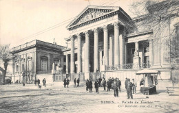 Nîmes Palais De Justice Marchande Vente De Cartes Postales - Nîmes