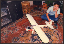 Kid School Boy Looking Airplane Model N8712D Toy Old Photo 9x12 Cm #41310 - Anonymous Persons