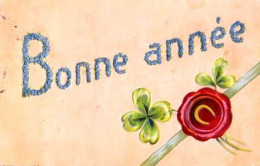 CPA GAUFRÉE - TRÈFLE QUATRE FEUILLES ET FER À CHEVAL " BONNE ANNÉE " - PORTE BONHEUR (058)_CP110 - Flowers