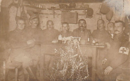 AK Foto Gruppe Deutsche Soldaten Bei Weihnachtsfeier - Weihnachtsbaum Sanitäter - 1. WK (69541) - War 1914-18
