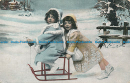 R056681 Old Postcard. Little Girls In Winter. The London View - Other & Unclassified