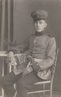 AK Foto Deutscher Soldat Mit Schirmkappe Abzeichen Säbel - 1. WK (69544) - Guerre 1914-18