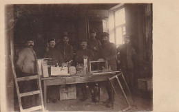 AK Foto Gruppe Deutsche Soldaten In Tischlerwerkstatt - Kowno Litauen Russland - 1918 (69545) - War 1914-18