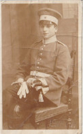 AK Foto Deutscher Soldat Mit Schirmkappe Und Säbel - Atelier Wigand, Wandsbek - 1. WK (69546) - War 1914-18